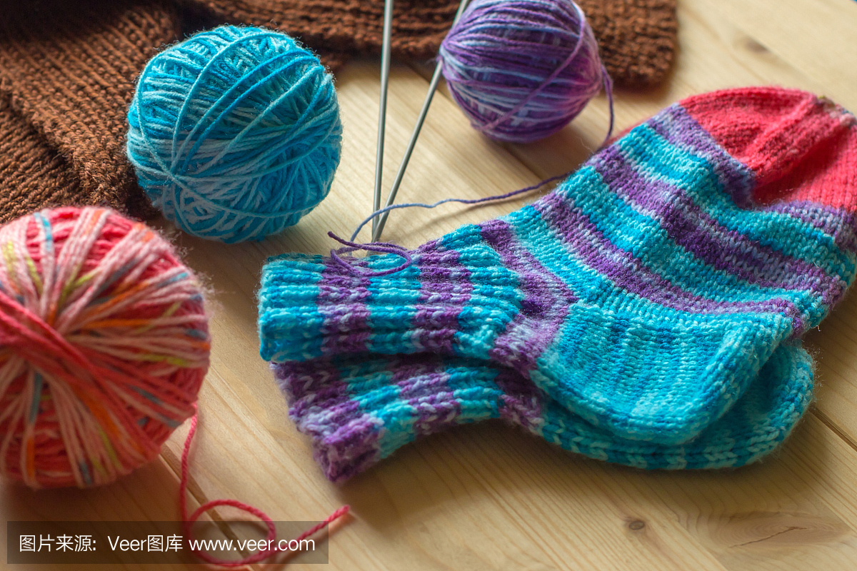 手工编织的婴儿彩色袜子和纱线