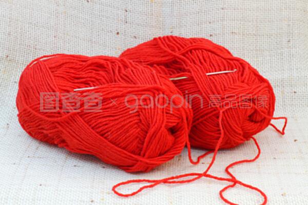 两个红球,线和编织钩